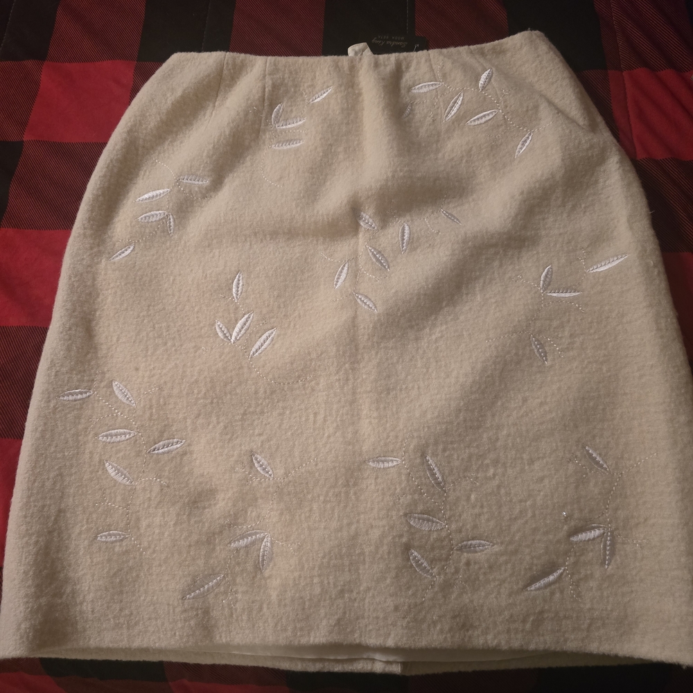 Box D SANDRA KING  100% WOOL Chic Cream Pencil Skirt with Embroidered Accents